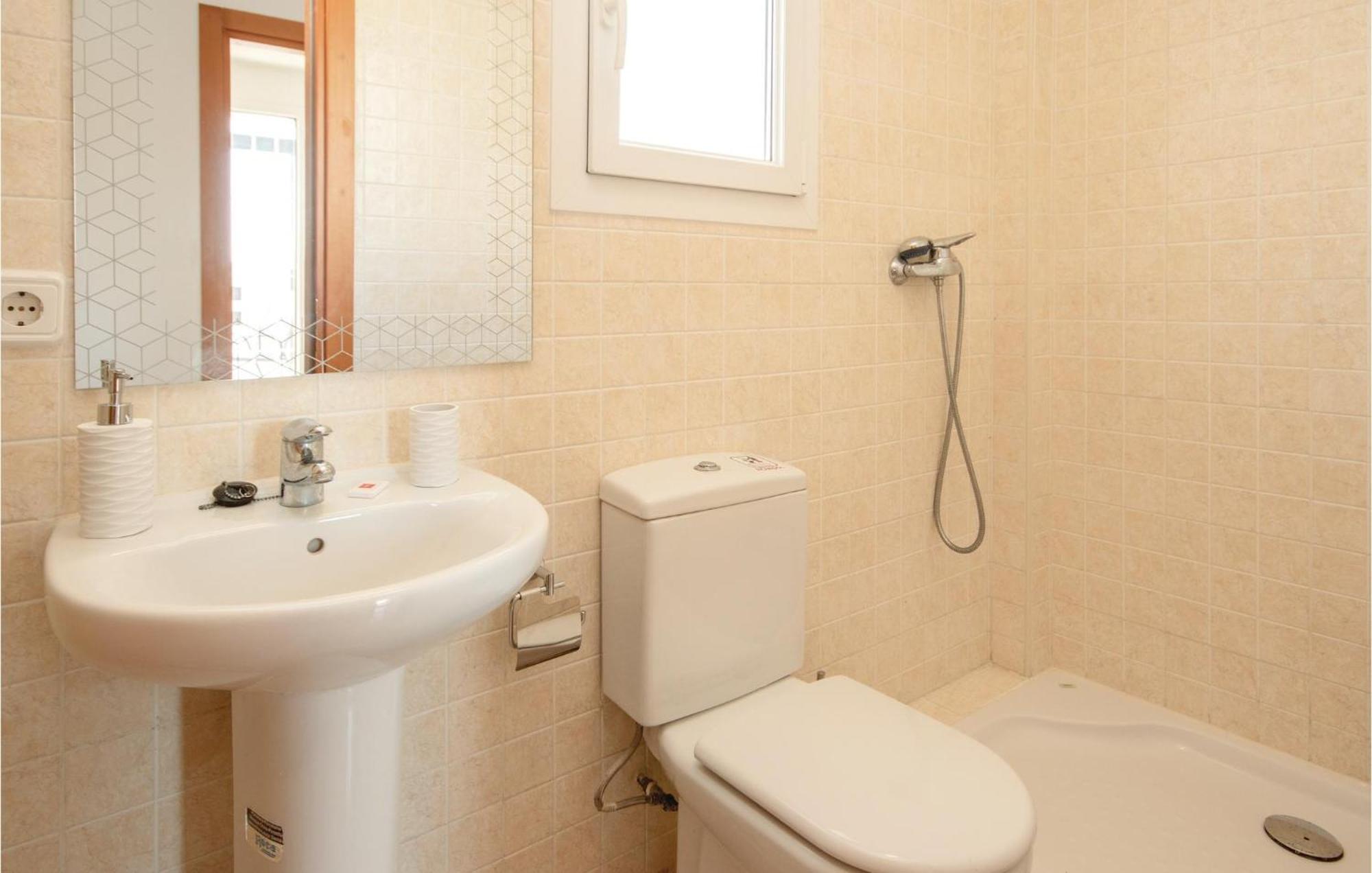 3 Bedroom Amazing Apartment In La Duquesa Castillo de Sabinillas Luaran gambar
