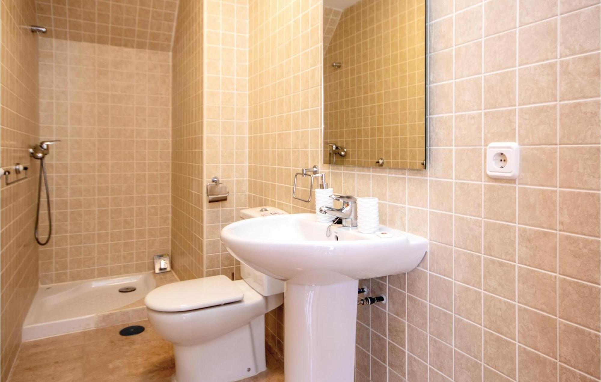 3 Bedroom Amazing Apartment In La Duquesa Castillo de Sabinillas Luaran gambar